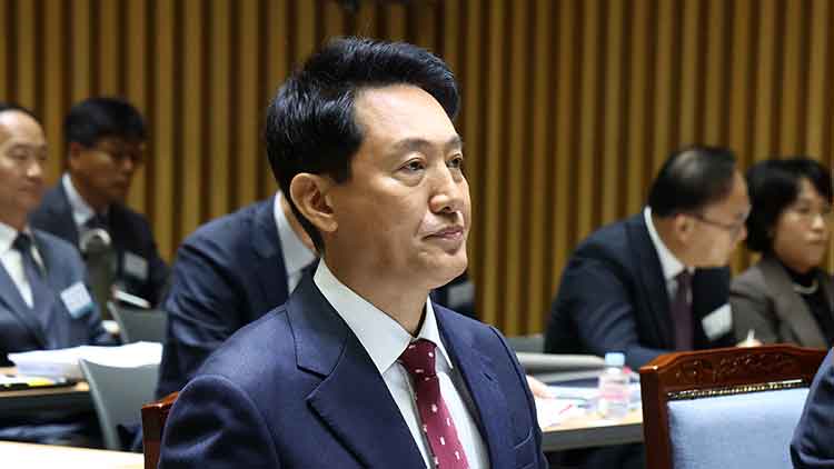 오세훈 서울시장이 20일 서울시청에서 열린 서울시에 대한 국회 국토교통위원회 국정감사에 참석해 있다. /연합뉴스