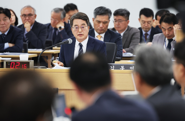 김동연 경기도지사가 20일 경기도 수원시 영통구 경기도청에서 열린 국회 국토교통위원회의 경기도에 대한 국정감사에서 질의에 답하고 있다. /연합뉴스 