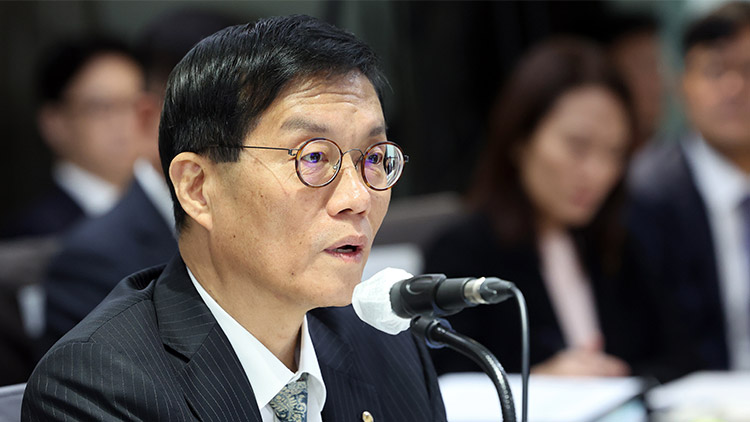 이창용 한국은행 총재가 20일 서울 중구 한국은행에서 열린 국회 기획재정위원회의 한국은행에 대한 국정감사에서 의원질의에 답하고 있다. /연합뉴스