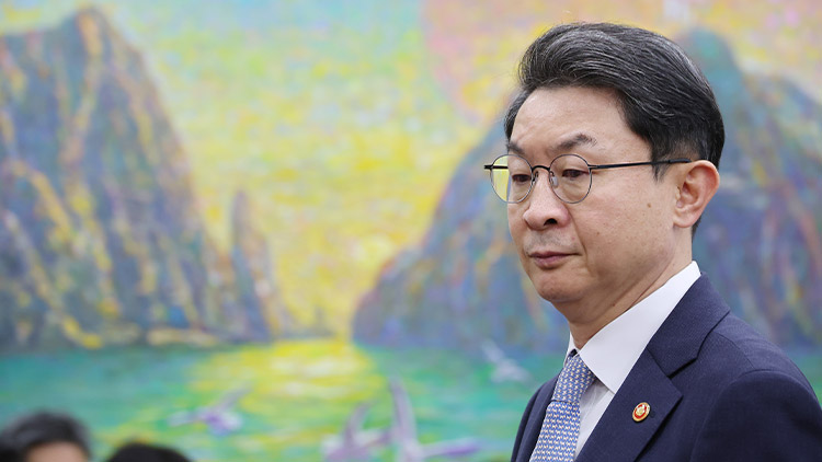 이억원 금융위원장이 20일 서울 여의도 국회 정무위원회에서 열린 금융위원회 등에 대한 국정감사에 출석해 선서를 위해 발언대로 향하고 있다. /연합뉴스