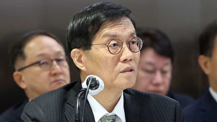 이창용 한국은행 총재가 20일 서울 중구 한국은행에서 열린 국회 기획재정위원회의 한국은행에 대한 국정감사에서 의원질의에 답하고 있다. /공동취재