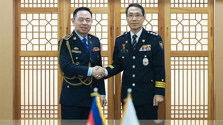 유재성 경찰청장 직무대행과 찌어 뻐우 캄보디아 경찰청 차장이 20일 서울 서대문구 경찰청에서 열린 양자회담에서 악수하고 있다. /경찰청 제공