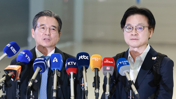 김용범 대통령실 정책실장이 22일 한미 관세 협상 추가 논의를 위해 인천국제공항 제2여객터미널에서 미국 워싱턴DC로 출국하기 앞서 발언하고 있다. 김 실장 오른쪽은 김정관 산업통상부 장관.  /연합뉴스 