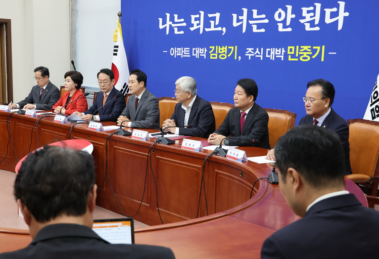 국민의힘 부동산 정책 정상화 특별위원회 위원장을 맡은 장동혁 대표가 22일 서울 여의도 국회에서 열린 특위 첫 회의에서 이재명 정부의 부동산 정책을 비판하고 있다.  /연합뉴스 