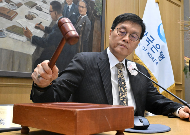 이창용 한국은행 총재가 23일 서울 중구 한국은행 본관에서 열린 금융통화위원회 본회의에서 의사봉을 두드리고 있다. /사진공동취재단 