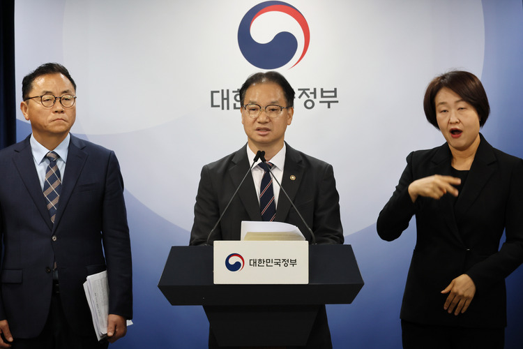 김영수 국무조정실 국무 1차장이 23일 서울 종로구 정부서울청사에서 10.29 이태원 참사 합동감사 결과를 발표하고 있다.  /연합뉴스 