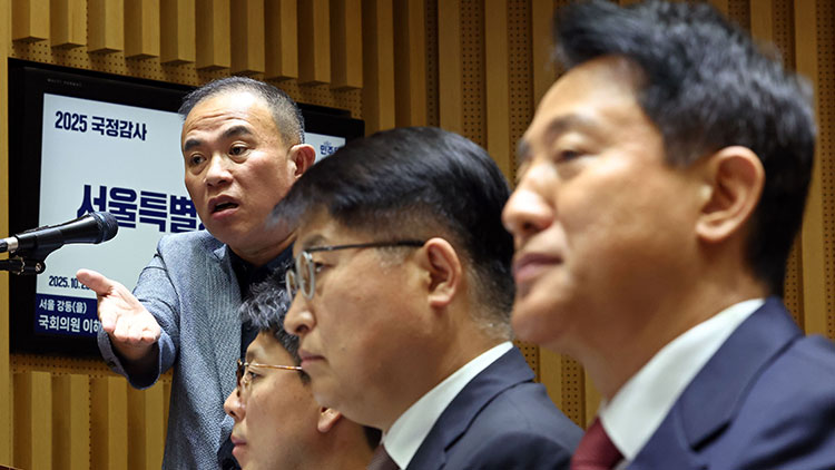 정치 브로커 명태균 씨가 23일 서울 중구 서울시청에서 열린 2025년 국회 행정안전위원회 국정감사에서 증인석으로 향하고 있다. /연합뉴스