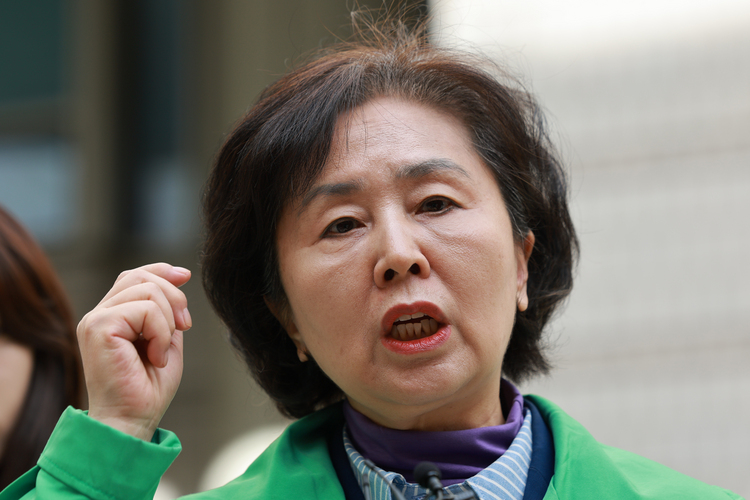 국민의힘 김영선 전 의원이 24일 서울 서초구 서울중앙지법에서 열린 김건희 여사의 자본시장법 위반 등 혐의 사건 속행 공판에 증인으로 출석하기에 앞서 기자회견을 하고 있다.  /연합뉴스 