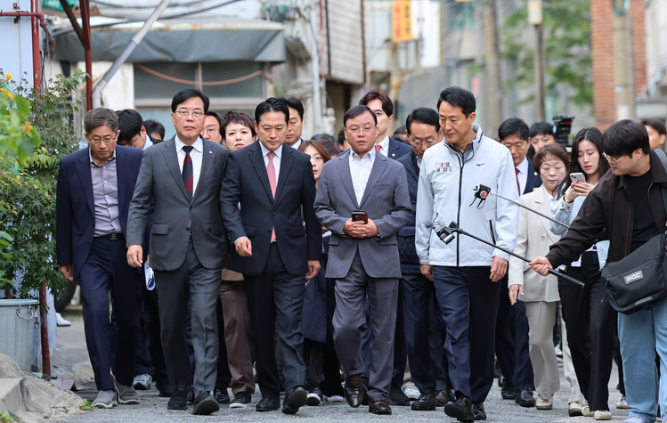 국민의힘 장동혁 대표와 송언석 국민의힘 원내대표, 오세훈 서울시장 등이 24일 서울 노원구 상계5 재정비촉진구역을 방문해 현장점검을 마치고 간담회장으로 향하고 있다. /공동취재 