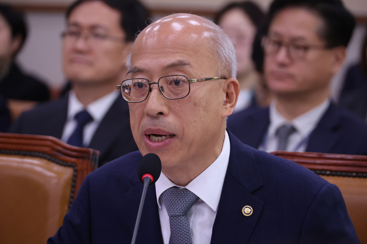 조원철 법제처장이 24일 서울 여의도 국회 법제사법위원회에서 열린 법제처에 대한 국정감사에서 위원 질의에 답하고 있다.  /연합뉴스 