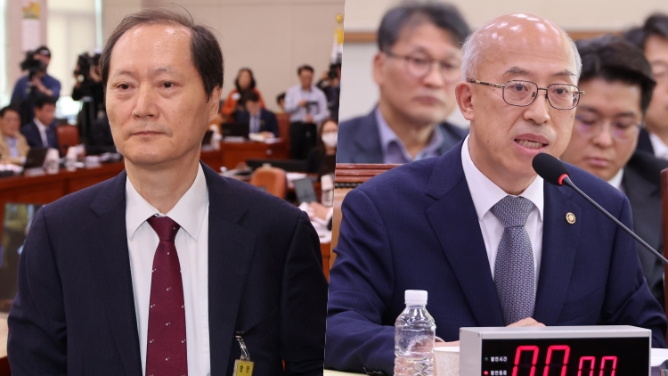 이완규 전 법제처장(왼쪽)과 조원철 법제처장 /연합뉴스 