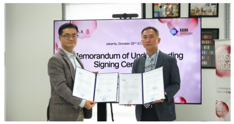 인도네시아 자카르타에 위치한 코스맥스인도네시아R&I센터에서 지난 22일 열린 업무협약식. 정민경 코스맥스인도네시아 법인장(왼쪽)과 최상호 한국생명공학연구원 해외생물소재센터 센터장. (출처: 코스맥스)