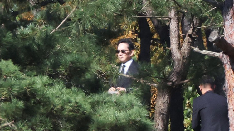 이재용 삼성전자 회장이 오늘 경기도 수원 선영에서 진행된 고(故) 이건희 삼성 선대회장의 5주기 추도식에 참석했다. (출처:연합뉴스)