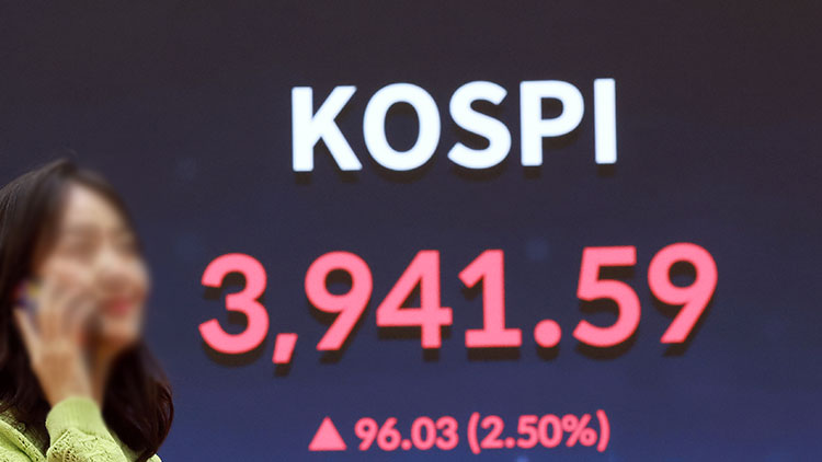 24일 서울 영등포구 여의도 한국거래소 홍보관에 코스피 종가가 표시돼 있다. /연합뉴스