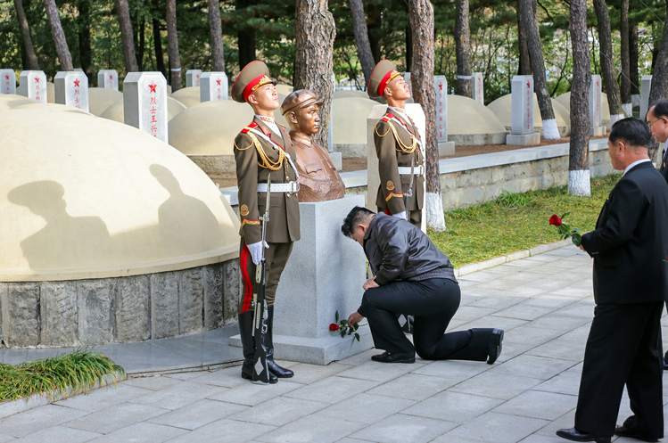 김정은 국무위원장이 중국군의 6ㆍ25전쟁 참전 75주년 기념일을 맞아 지난 24일 평안남도 회창군 중국인민지원군 열사능원을 찾아 열사들에게 숭고한 경의를 표했다. / 사진 = 조선중앙통신