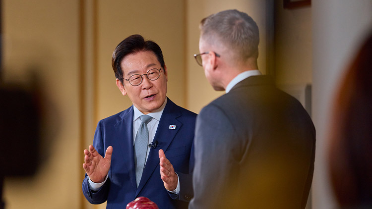 이재명 대통령이 22일 미국 CNN의 윌 리플리 기자와 K-컬쳐 관련 인터뷰를 하고 있다. /대통령실 제공