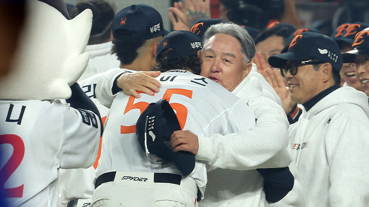 24일 대전한화생명볼파크에서 열린 2025 프로야구 KBO리그 포스트시즌 플레이오프 5차전 삼성 라이온즈와 한화 이글스의 경기에서 승리한 김경문 감독이 와이스를 안아주고 있다. /연합뉴스
