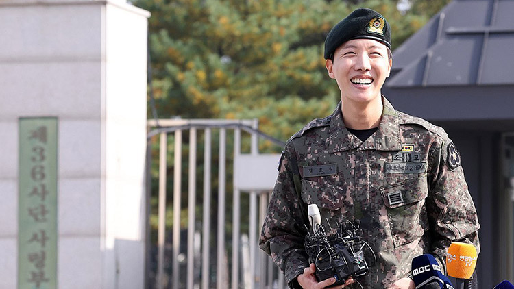 육군 현역 복무를 마치고 전역한 그룹 방탄소년단(BTS)의 제이홉이 베레모를 쓰고 밖으로 나서고 있다. /연합뉴스