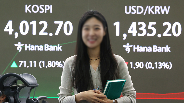 코스피가 사상 처음으로 4,000선을 돌파한 27일 서울 중구 하나은행 딜링룸에서 직원이 업무를 보고 있다. /연합뉴스 