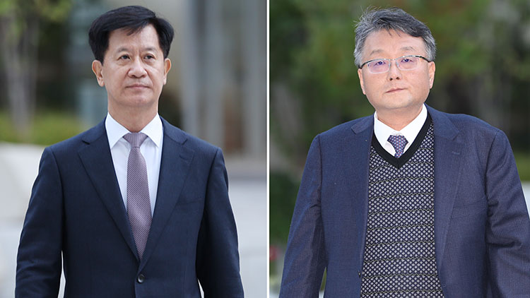 김건희 여사 관련 의혹들을 수사하는 민중기 특별검사팀 새 특검보인 박노수(왼쪽), 김경호 변호사가 27일 서울 광화문 KT 빌딩 사무실로 출근하고 있다. /연합뉴스