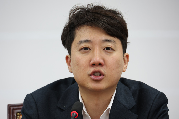 개혁신당 이준석 대표가 23일 서울 여의도 국회에서 열린 최고위원회의에서 발언하고 있다. /연합뉴스 