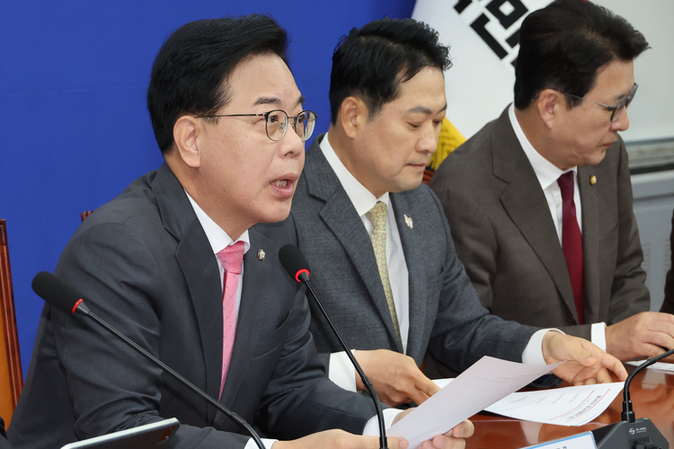 국민의힘 송언석 원내대표가 27일 서울 여의도 국회에서 열린 최고위원회의에서 발언하고 있다.  /연합뉴스 