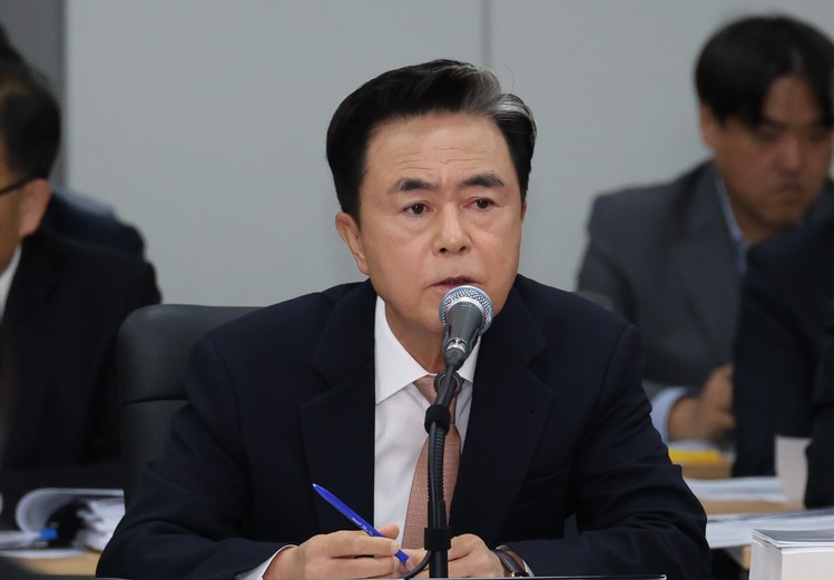 27일 충남 홍성군 충남도청에서 열린 행정안전위원회의 충남도 국정감사에서 김태흠 충남도지사가 의원 질의에 답변하고 있다.  /연합뉴스 