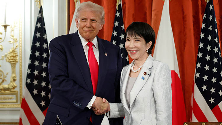 도널드 트럼프 미국 대통령(왼쪽)과 다카이치 사나에 일본 총리가 28일 일본 도쿄 아카사카 궁에서 열린 미일 무역 협정 이행 문서 서명식에서 기념 촬영을 하고 있다. /REUTERS=연합뉴스