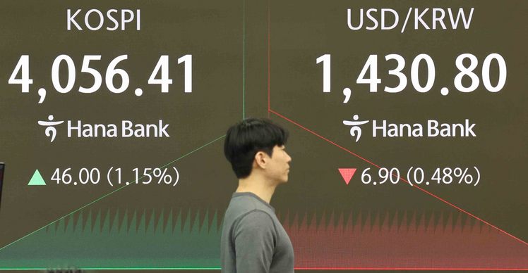 29일 서울 중구 하나은행 딜링룸에서 직원이 업무를 보고 있다. 이날 코스피는 상승 출발해 4,050대로 올라서며 장중 사상 최고치를 경신했다. /연합뉴스 