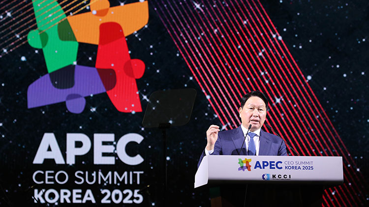 최태원 대한상공회의소 회장이 28일 경주 화랑마을 어울마당에서 열린 '2025 APEC CEO 서밋'의 첫 번째 공식 행사인 환영만찬에서 개회사를 하고 있다. /연합뉴스