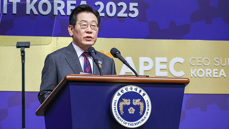 이재명 대통령이 29일 경북 경주예술의전당에서 열린 'APEC CEO(최고경영자) 서밋'에서 특별연설을 하고 있다. /연합뉴스