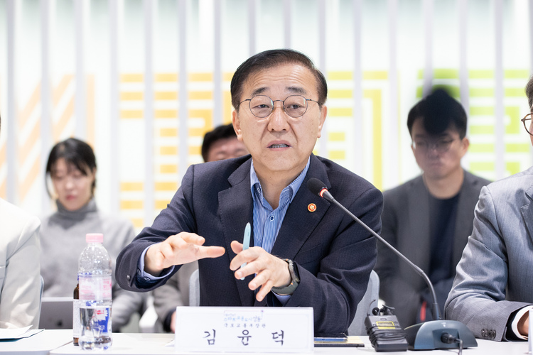 김윤덕 국토교통부 장관이 지난 28일 오전 서울 성수동에 위치한 성수1 재건축사업 현장을 방문하여 사업추진 현황을 점검했다. /국토교통부 제공 