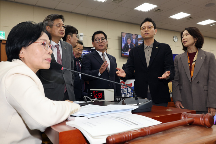 29일 서울 여의도 국회 과학기술정보방송통신위원회에서 열린 과학기술정보통신부 등에 대한 종합감사에서 최민희 위원장이 최수진 의원 등 국민의힘 의원들로부터 사퇴요구를 받고 있다.  /연합뉴스 