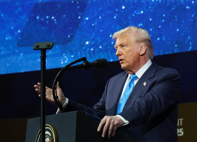 도널드 트럼프 미국 대통령이 29일 경주예술의전당에서 열린 2025 아시아태평양경제협력체(APEC) 정상회의 최고경영자(CEO) 서밋에 참석해 연설하고 있다. /대한상공회의소 제공