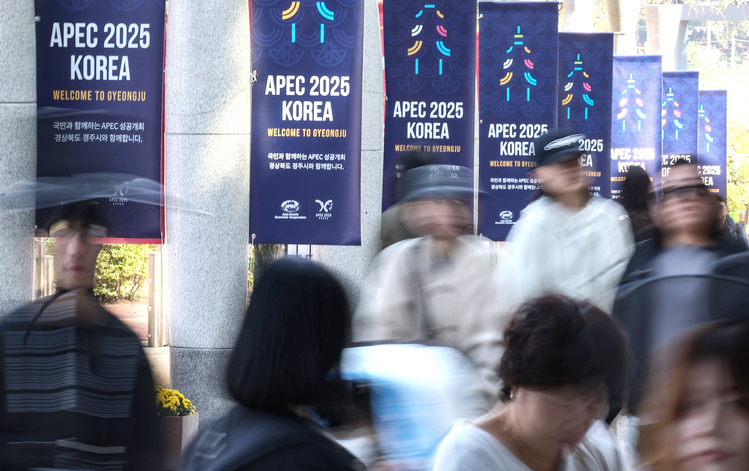 지난 26일 경북 경주역에서 외국인 관광객들이 문화체육관광부가 설치한 외국인 관광객 환영 부스에서 기념 촬영을 하고 있다.  /연합뉴스 