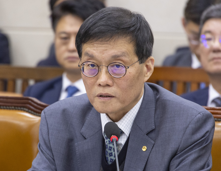 이창용 한국은행 총재가 29일 국회 기획재정위원회에서 열린 2025년 종합 국정감사에 출석해 의원 질의에 답하고 있다.  /연합뉴스 
