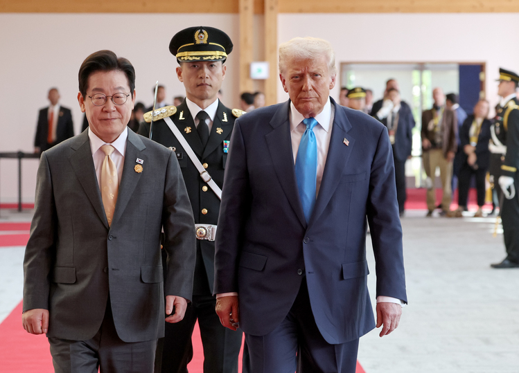 이재명 대통령과 도널드 트럼프 미국 대통령이 29일 경북 경주박물관에서 열린 공식 환영식에서 의장대를 사열하고 있다.  /대통령실통신사진기자단