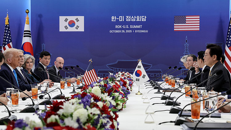 이재명 대통령과 도널드 트럼프 미국 대통령이 29일 경북 경주박물관에서 한미 정상회담을 하고 있다. /연합뉴스