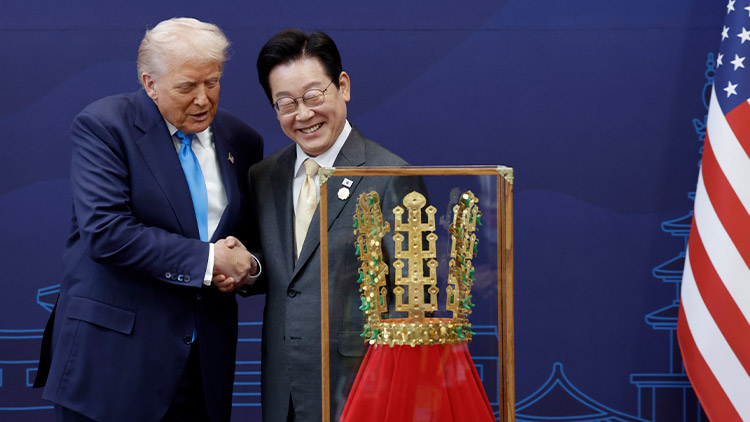 이재명 대통령이 29일 경북 경주박물관에서 도널드 트럼프 미국 대통령에게 '천마총 금관 모형'을 선물한 뒤 악수하고 있다. /대통령실통신사진기자단