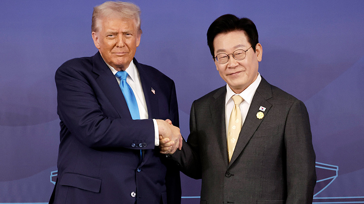 이재명 대통령과 도널드 트럼프 미국 대통령이 29일 경북 경주박물관에서 한미 정상회담 기념촬영을 하고 있다. /대통령실통신사진기자단