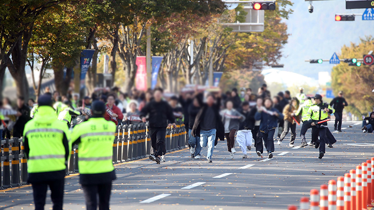 29일 오후 한미 정상회담이 열린 국립경주박물관 인근에서 도널드 트럼프 미국 대통령을 반대하는 기습 시위대가 경찰저지선을 뚫고 정상회담장으로 질주하고 있다. /연합뉴스