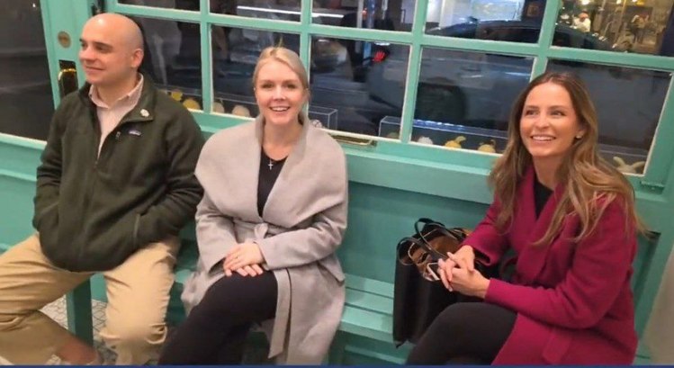 경주 황리단길의 한 아이스크림 가게에서 목격된 캐롤라인 레빗 미국 백악관 대변인./출처:유튜브 일롱TV