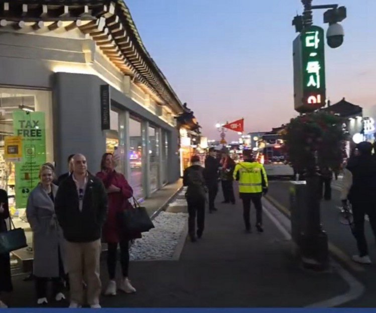 경주 황리단길의 한 화장품 매장 앞에서 보수단체 ‘자유대학’의 집회 행진을 지켜보고 있는 캐롤라인 레빗 미국 백악관 대변인/출처:일롱TV