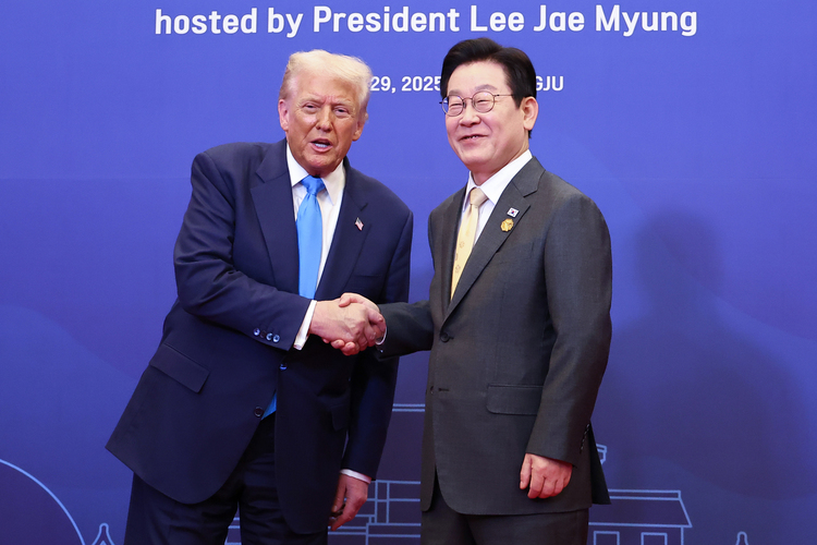 이재명 대통령이 지난 29일 경북 경주 힐튼호텔 그랜드볼룸에서 열린 대통령 주최 정상 특별만찬에 앞서 도널드 트럼프 미국 대통령을 영접하고 있다. /연합뉴스 