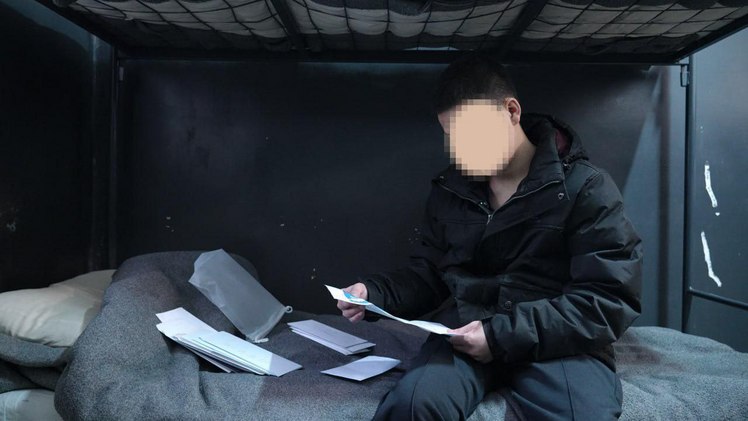 편지를 읽고 있는 우크라이나 포로 북한 병사/출처:태영호TV