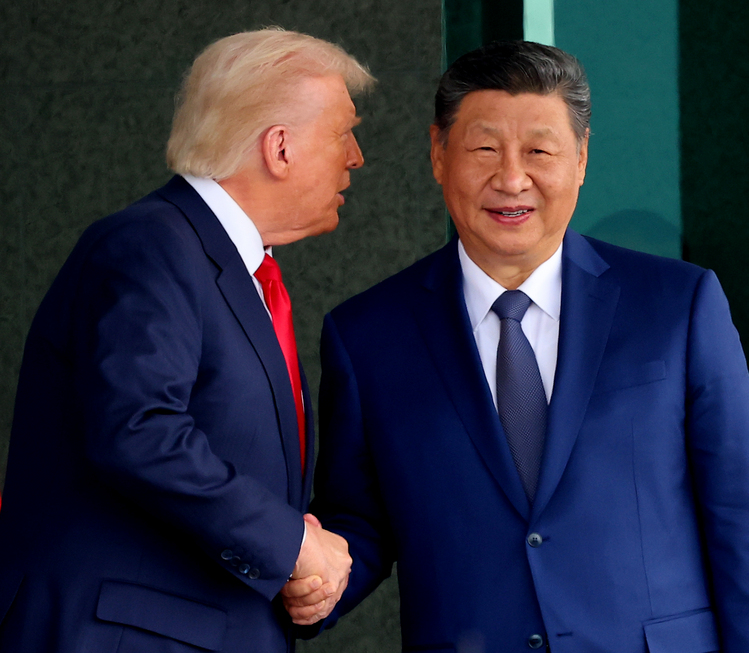 도널드 트럼프 미국 대통령과 시진핑 중국 국가주석이 30일 부산 김해공군기지 의전실 나래마루에서 미중 정상회담을 마친 뒤 회담장을 나서며 대화하고 있다. /연합뉴스 