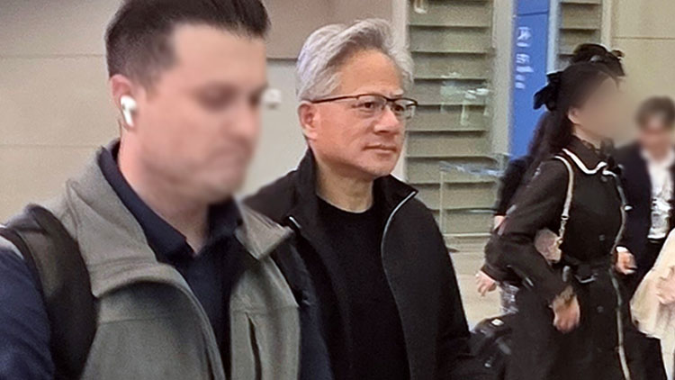 아시아태평양경제협력체(APEC) 정상회의를 계기로 방한하는 젠슨 황 엔비디아 최고경영자(CEO)가 30일 인천국제공항을 통해 입국하고 있다. /연합뉴스