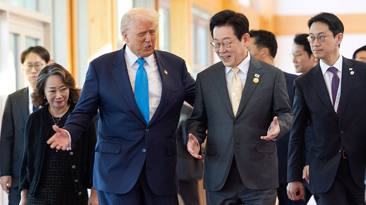 이재명 대통령과 도널드 트럼프 미국 대통령이 29일 경북 경주박물관에서 정상회담장으로 이동하며 대화하고 있다. /대통령실 제공
