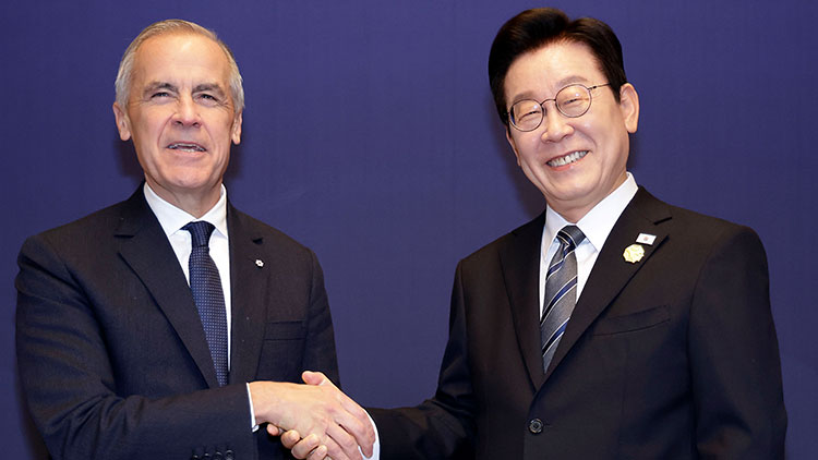 이재명 대통령과 마크 카니 캐나다 총리가 30일 경북 경주의 한 호텔에서 정상회담에 앞서 악수하고 있다. /대통령실통신사진기자단