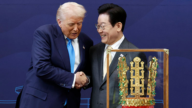 이재명 대통령이 29일 경북 경주박물관에서 도널드 트럼프 미국 대통령에게 '천마총 금관 모형'을 선물한 뒤 악수하고 있다. /대통령실통신사진기자단